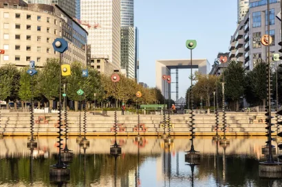 パリのビジネス地区、ラ・デファンスにある「タキス」彫刻。© PLD-ベネディテ・トプツ