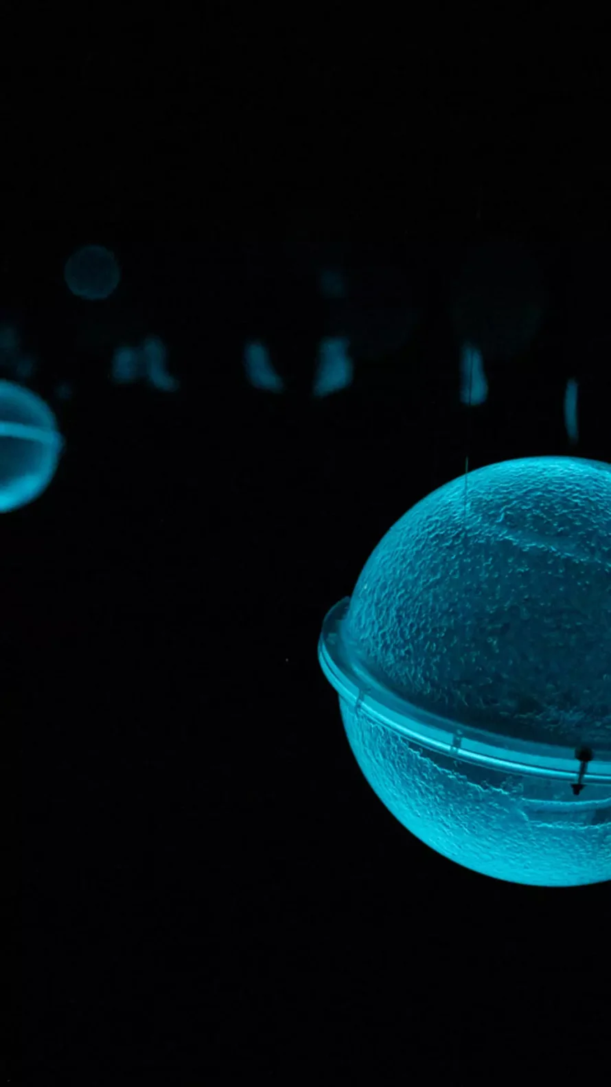 バイオルミネッセンスの球体は、海の深部から採取した光細菌を利用し、ジェレミー・ブルジドゥが制作した彫刻です。© Augustin Detienne