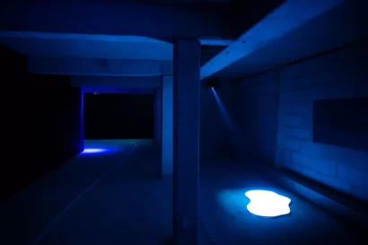 「Under the Horizon」展は、パリのラ・デファンス・ビジネス地区にある地下空間で、4月3日から26日まで開催されます。© Augustin Detienne