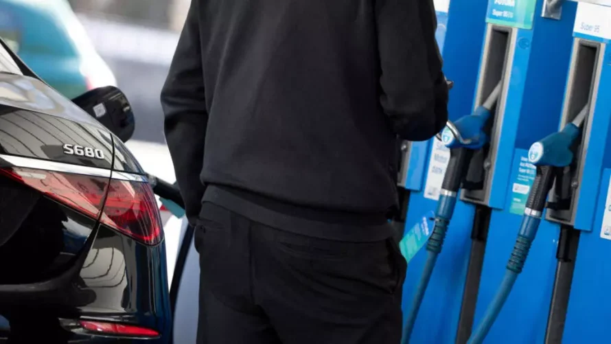 ドイツで燃料価格が上昇し始めています。ここで、ドイツ・ベルリンのアラルガソリンスタンドで男性が車に給油しています(2026年3月2日)。ロイター - アクセル・シュミット