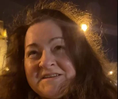 アントニアは、銀行員として働いていたときにオルバンとエレベーターで立ち往生した様子を語ります。彼はとても礼儀正しいでした。彼女は若い頃の彼の理想を好んでいましたが、数十年の間に、彼がリベラルから硬右の政治家へと変わったと彼女は言っています。ブダペスト、2026年4月12日。© RFI/Jan van der Made
