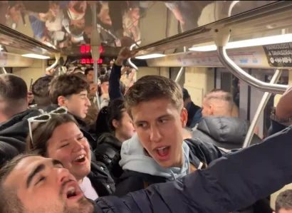 ブダペスト地下鉄で、議会議事堂近くの大規模な祝典に向かう若者たちが、16年間の統治を経てヴィクトル・オルバンの死を祝っています。ブダペスト、2026年4月12日。© RFI/Jan van der Made