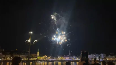 オルバンの追放後、ブダペスト上空で花火が起こっている。2026年4月12日© RFI/Jan van der Made
