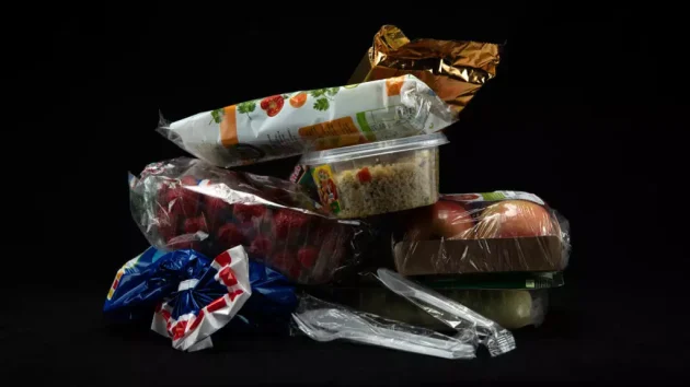フランスのスーパーマーケットは、廃棄目標にもかかわらずプラスチックに依然として依存していると報告されています