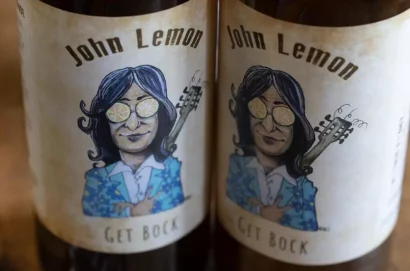この写真は、2026年5月5日にフランス西部のバンナレックで撮影された「John Lemon」というビールの瓶を示しており、イギリスのミュージシャン、ジョン・レノンを口実にした語調が醸造所『Brasserie de l'imprimerie』で表現されています。AFP - フレッド・タノー