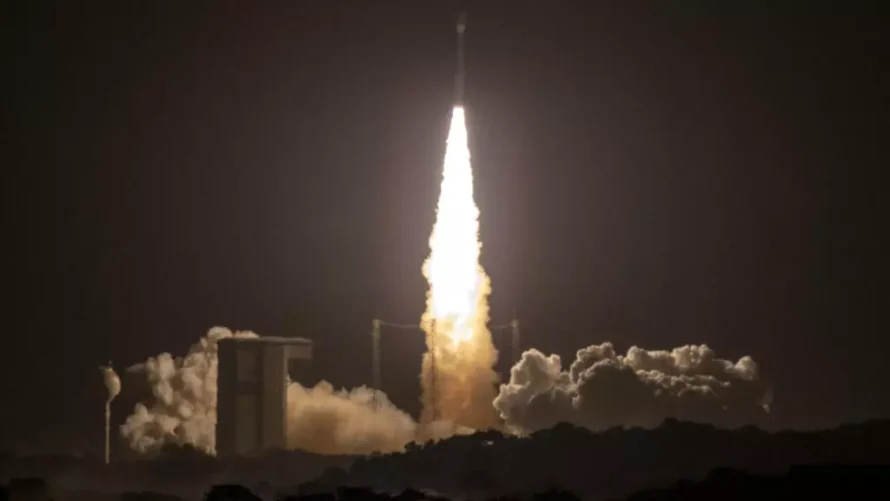 欧州のVega‐Cロケットは、SMILE（Solar Wind Magnetosphere Ionosphere Link Explorer）衛星を搭載し、初飛行で、2026年5月19日にESAと中国科学院が共同開発・実施したミッションの一環として、グアイナ宇宙センター（クロウ）で打ち上げました。AFP - ロナン・リエタール
