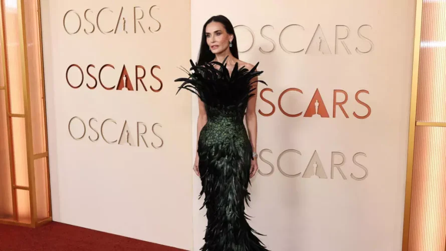 デミ・ムーアは、2026年3月15日にロサンゼルスで開催された第98回アカデミー賞のレッドカーペットでポーズをとっています。© ダニエル・コール / ロイター