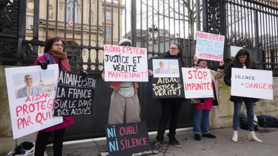 フランス外務省前で、フランス検察がエプスタイン事件の捜査を2件開始したことを受け、2月20日に抗議が行われました。AP - ミシェル・オイラー