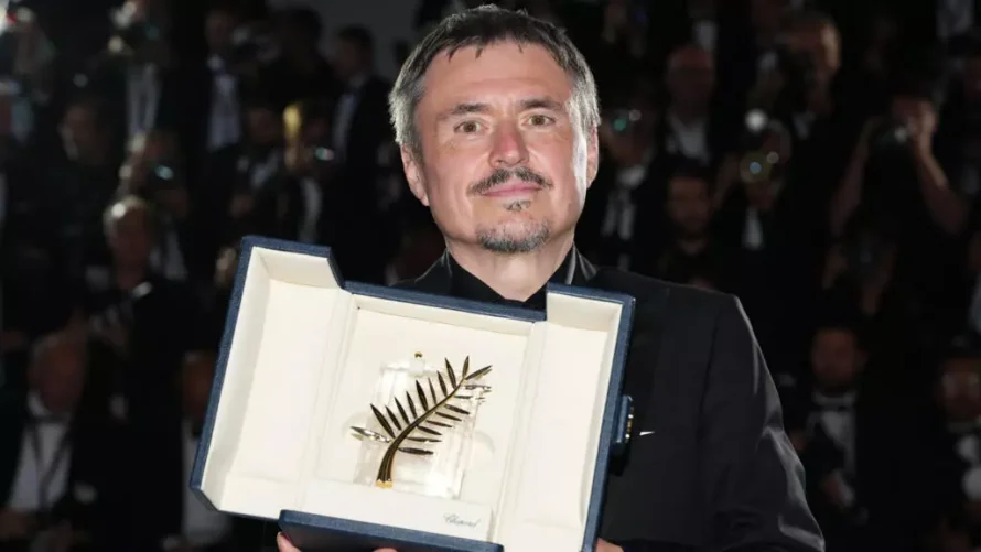 クリスチャン・ムンギウは『フィヨルド』でパルム・ドール賞を受賞し、2026年5月23日にフランス・カンヌで開催された第79回国際映画祭の授賞式フォトコールで写真家のためにポーズをとっています。© AP Photo/Scott A Garfitt