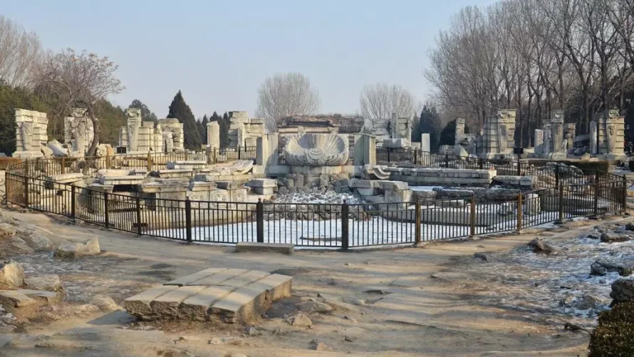 1860年にイギリスとフランス軍が帝国庭園を破壊したことは、フランス・イギリス同盟が中国に加した侵略と屈辱の象徴として今なお見なされています。© Wikimedia Commons CC BY sa 3.0/颐园新居