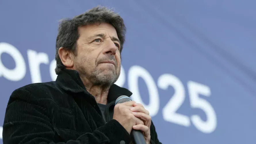 フランスの歌手兼俳優であるパトリック・ブルエルが、CRIFが主催したイスラエル人質支援と2023年10月7日の犠牲者追悼の集会で、2025年10月17日にパリで講演しました。AFP - アラン・ジョカード