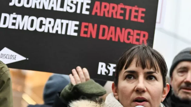 フランスのジャーナリストが、裁判所が情報源の捜索を再開する中、報道の自由に対する弾圧を警告した
