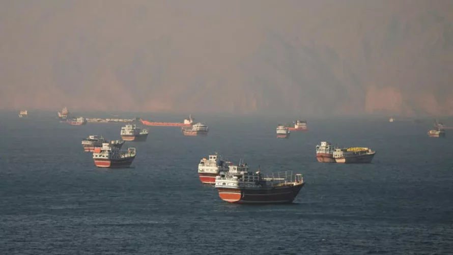 船舶は6月15日にオマーン・ムサンダムからホルムズ海峡を通過し、海事当局は同地域に疑わしい地雷があると警告しています。REUTERS - ストリンガー