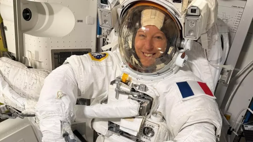 ソフィー・アデノは、宇宙遊泳を行った初のフランス人女性宇宙飛行士となりました。© ESA